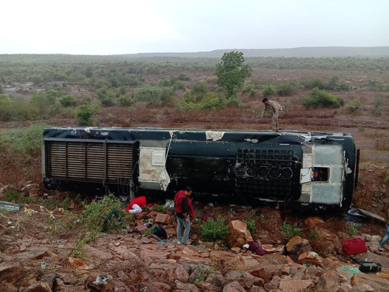 Gwalior: The bus going from Indore to Morena overturned in Gwalior, more than a dozen passengers were injured