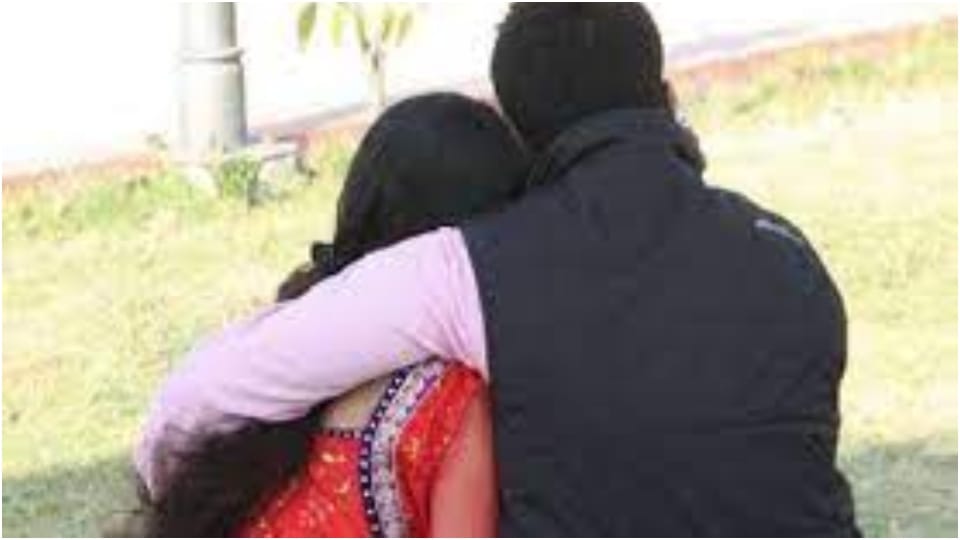 UP: Family members kept searching for their daughter, she reached the police station in her wedding dress