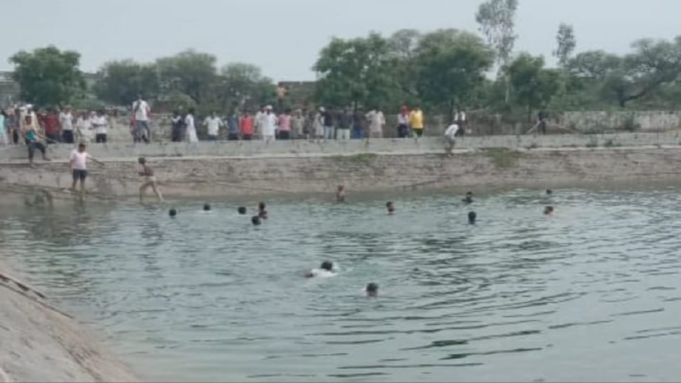 Employees drowned in water tank divers pulled them out