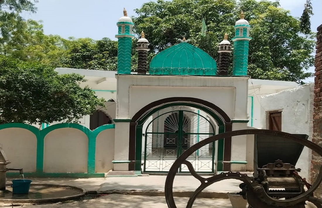 Imam hanged himself in  room of mosque in jaunpur children who came to take training