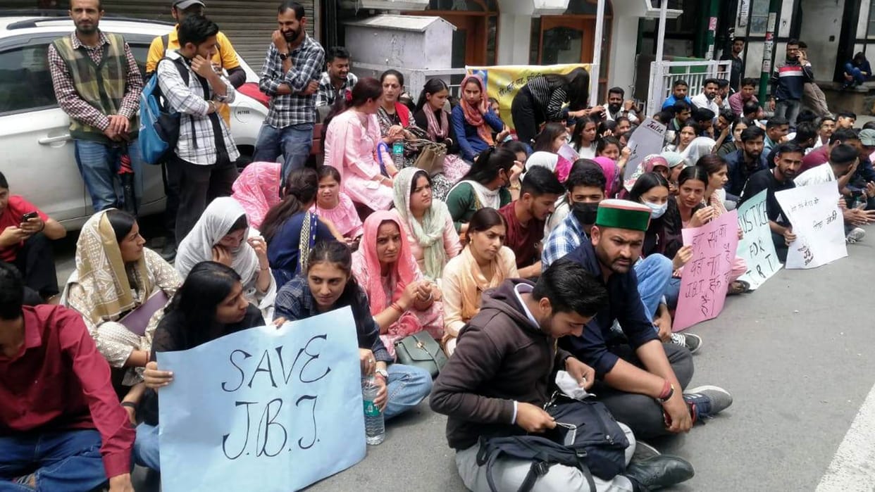 himachal news: JBT protest outside himachal pradesh secretariat
