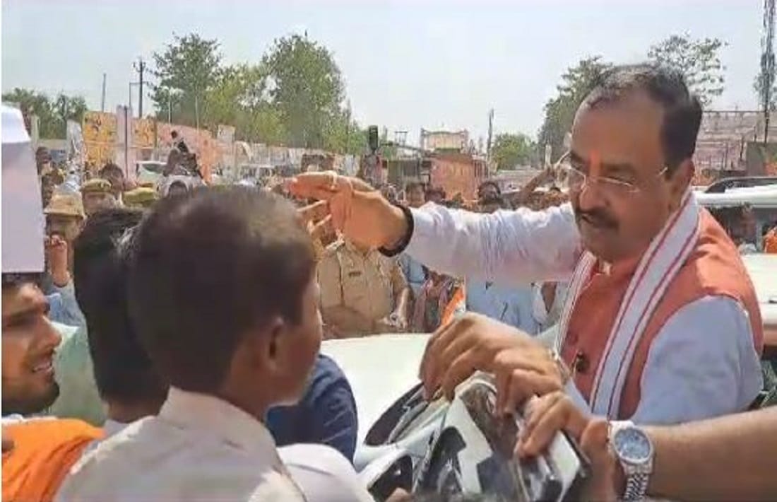 my father drinks lot little complainant pleaded with Deputy CM Keshav Prasad Maurya in mau