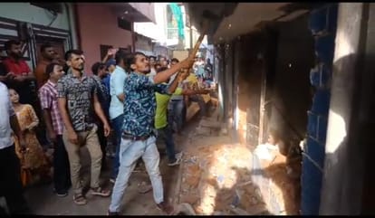 MP News: Bhopal Muslim Men Torturing a Hindu Man Putting Leash in His Neck, Narottam Mishra in Action