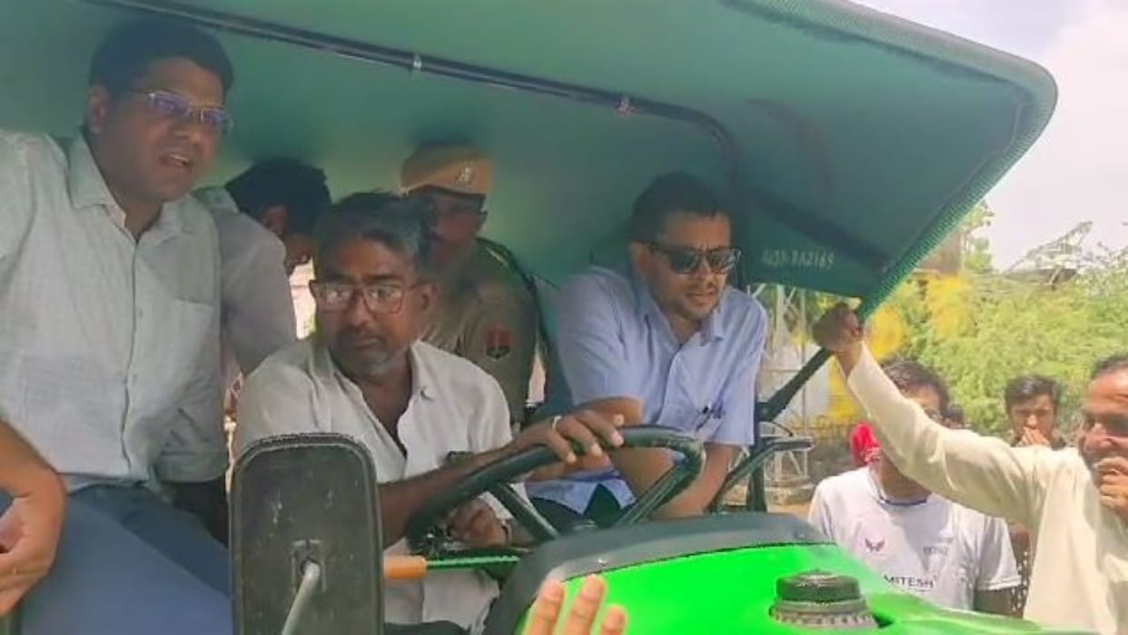 Pali News Before visit of CM Gehlot Collector-SP left on tractor inspected the waterlogged areas