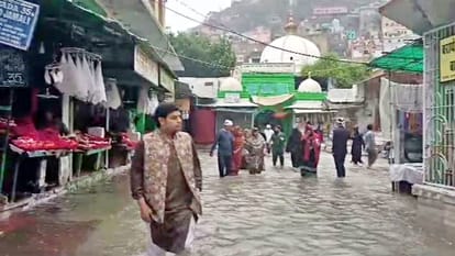 पानी के बीच से दरगाह जाते जायरीन
