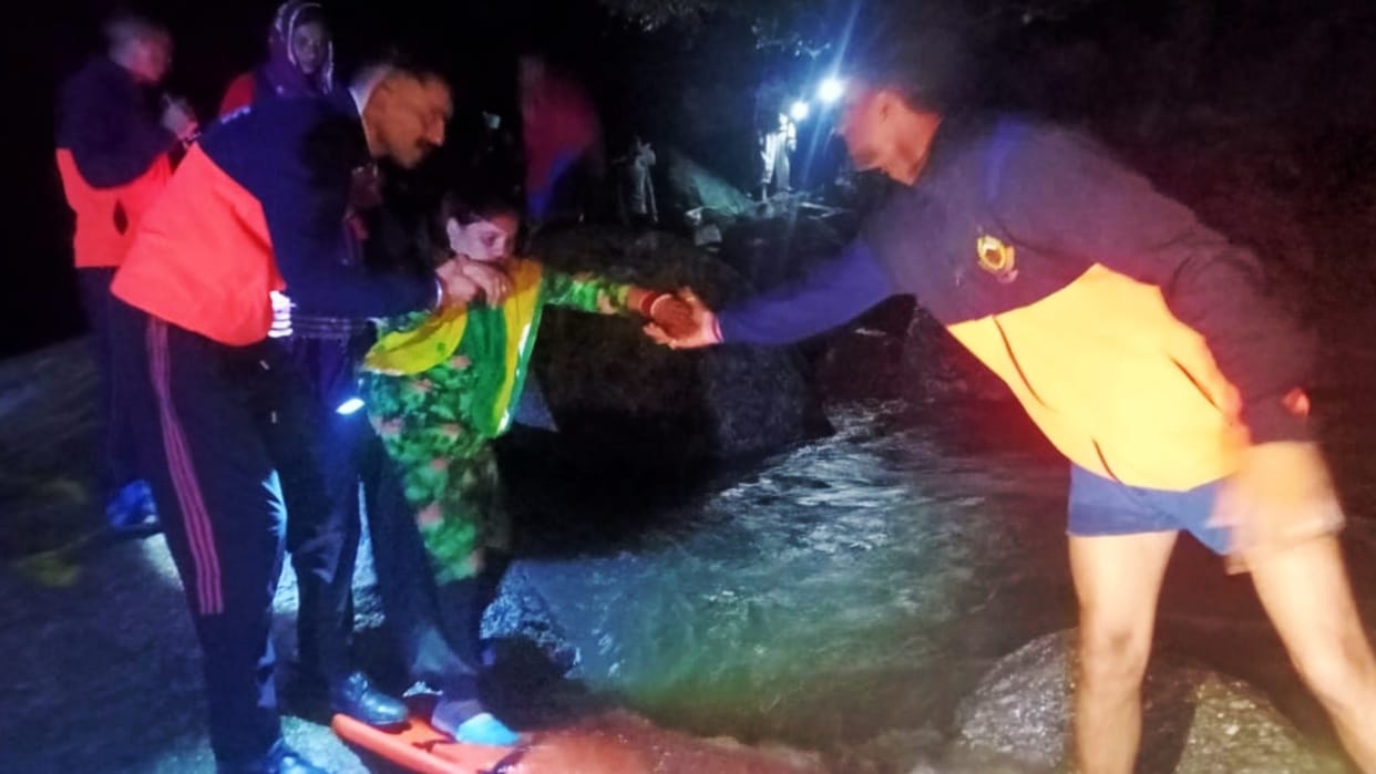 Himachal News: 21 persons rescued from Kareri Lake by SDRF Team Kangra