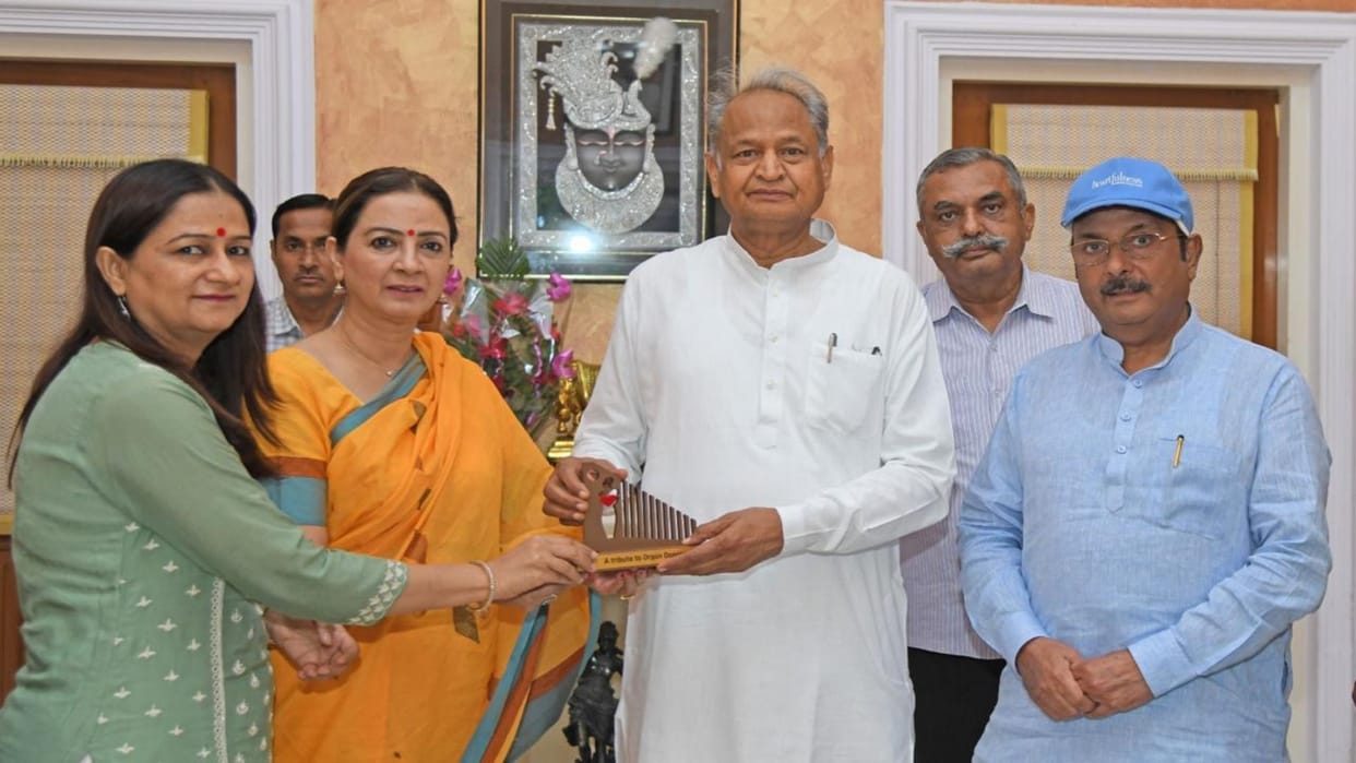 Rajasthan CM Ashok Gehlot unveiled the organ donation flag of Mohan Foundation Jaipur Citizen Forum
