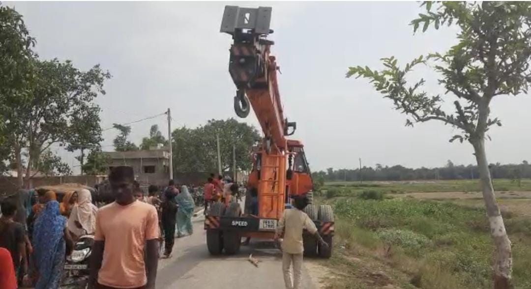 Road accident in Sitamarhi: Mother and son died after being hit by a crane, Crime News in Hindi