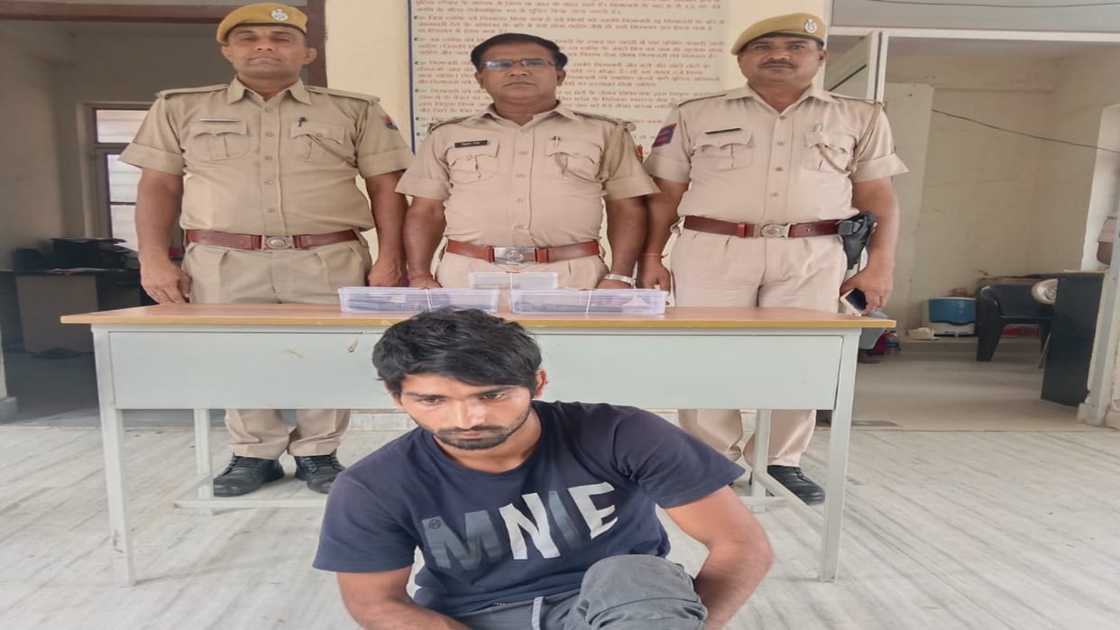 Sikar Crime 11 thousand rupees prize crook arrested two desi katta and four live cartridges recovered
