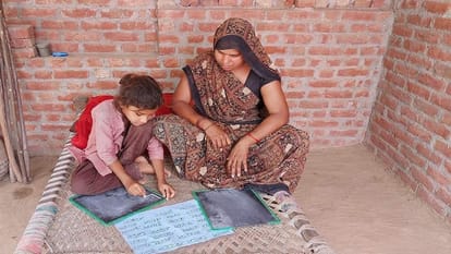 Poonam Tomar also teaching the mothers of students by smart class in Bareilly