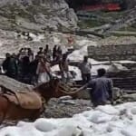 अमरनाथ की पवित्र गुफा के पास बर्फबारी का नजारा