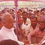 बाढ़ पीड़ितों से मुलाकात करते सीएम।
