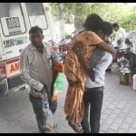 जिला अस्पताल के इमरजेंसी में दिखाने जाते लोग।