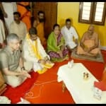 पुरी शंकराचार्य से मिले केंद्रीय मंत्री अश्विनी वैष्णव और धर्मेंद्र प्रधान।