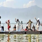 श्रीनगर में जश्न ए डल के दौरान कार्यक्रम पेश करते कलाकार