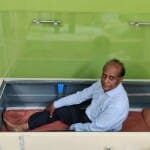 लाइव डेमो देते साइंटिस्ट