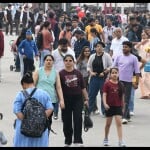शिमला के रिज मैदान पर घूमते सैलानी। (फाइल फोटो)