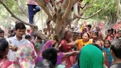 Bihar : बिहार में भीड़ की शिकार बनी महिला; लगाया गन्दा आरोप, वीडियो वायरल होने पर अब आरोपियों को खोज रही पुलिस Bihar: A woman was tied to a tree and beaten up in Sitamarhi, accused of child theft.