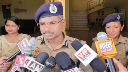 UP : एसपी कौशांबी पर लगे यौन उत्पीड़न की जांच करने पहुंची तीन सदस्यीय कमेटी, डीजीपी को सौंपी जाएगी रिपोर्ट Three-member committee reached to investigate sexual harassment on SP Kaushambi, report will be submitted to D