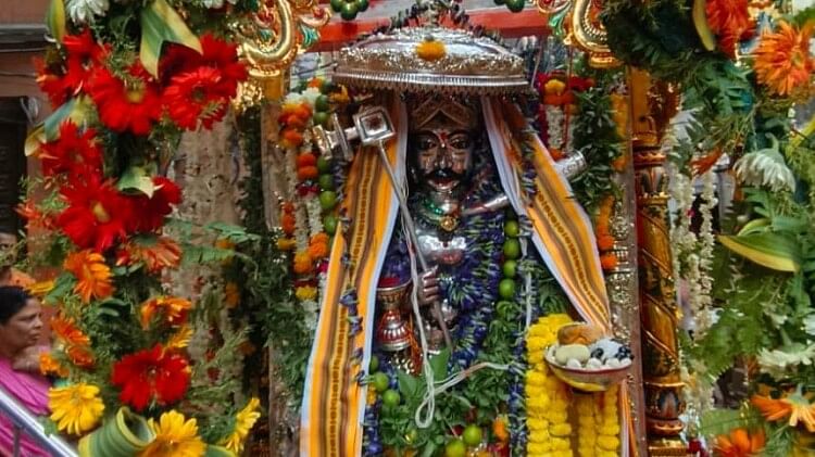 Varanasi The 70th grand procession of Kaal Bhairav came out with great fanfare, devotees swinging in the sc