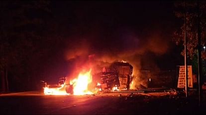 Kanker Accident: आपस में टकराए दो ट्रक और पिकअप, तीनों में लगी आग; जलकर खाक हुए वाहन Two trucks and pickup collided in Kanker