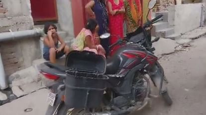 Bihar: बदमाशों ने बाइक की डिक्की तोड़कर उड़ाए दो लाख; बेटी की शादी के लिए मां ने बैंक से निकाले थे रुपये Miscreants stole two lakhs by breaking trunk of bike in Muzaffarpur