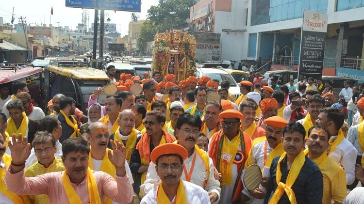 Varanasi: स्वर्णिम रथ पर निकली काल भैरव की 70वीं भव्य शोभायात्रा, तपती गर्मी में ध्वजा पताका लिए झूमे भक्त