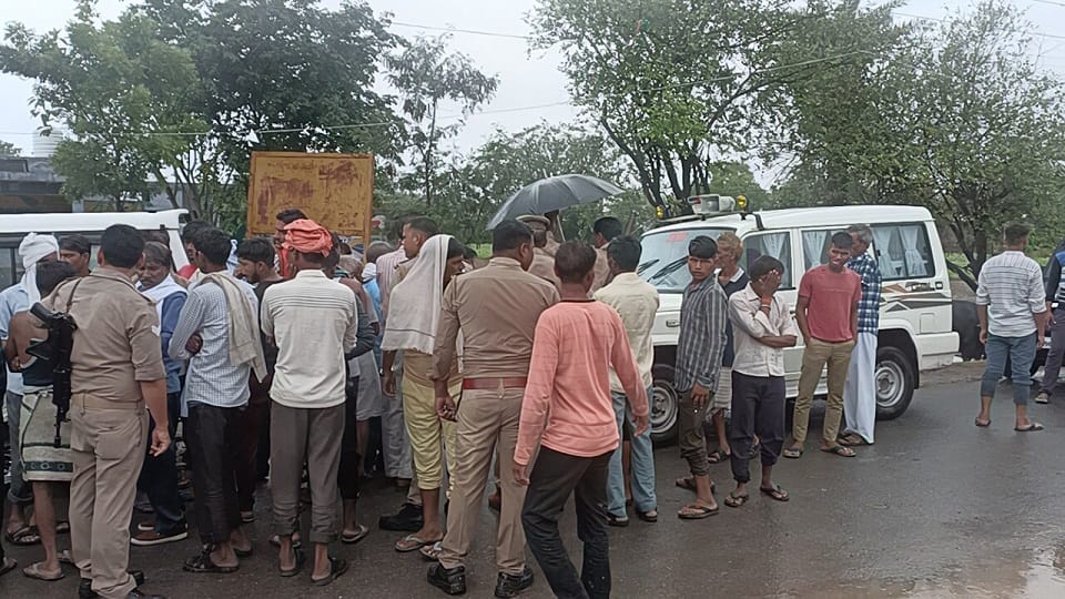two Children Died Due To Falling Of Mud In Etah