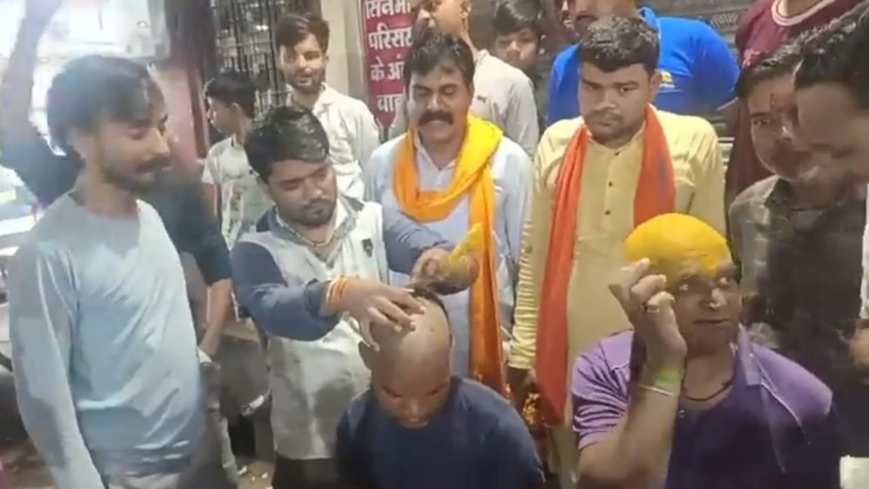 Ashoknagar News Unique demonstration of Hindu organizations against Adipurush film workers shaved