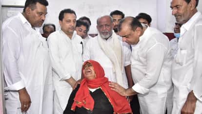 बच्चे के परिजनों को ढांढस बंधाते भाजपा विधायक