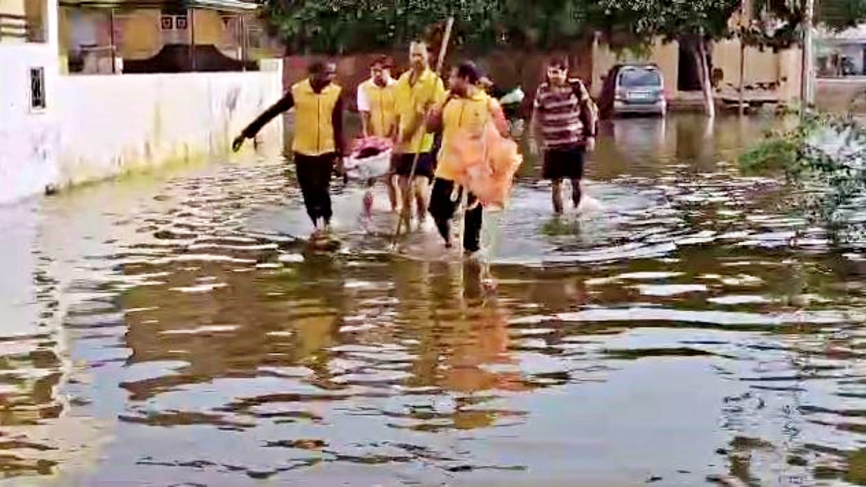 In Ajmer, the civil defense team saved the lives of people surrounded by water
