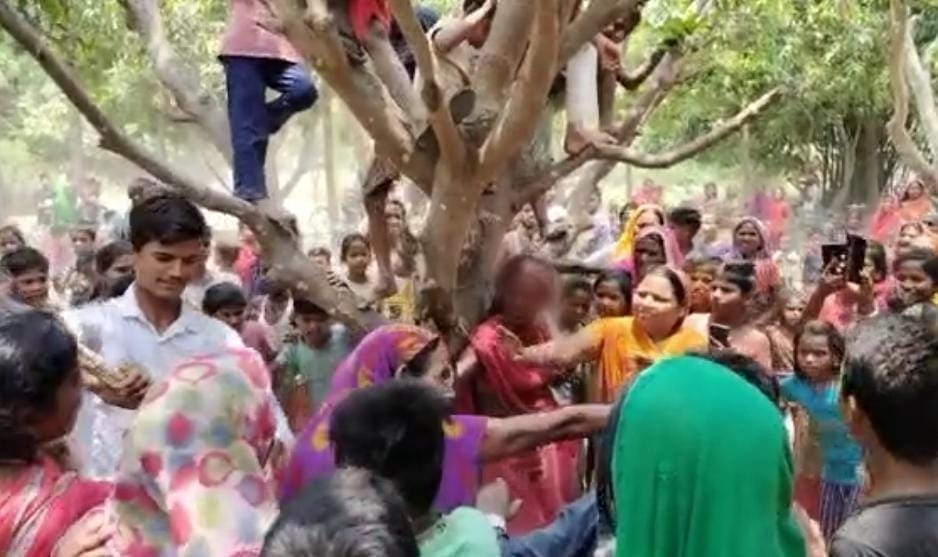 Bihar: A woman was tied to a tree and beaten up in Sitamarhi, accused of child theft.