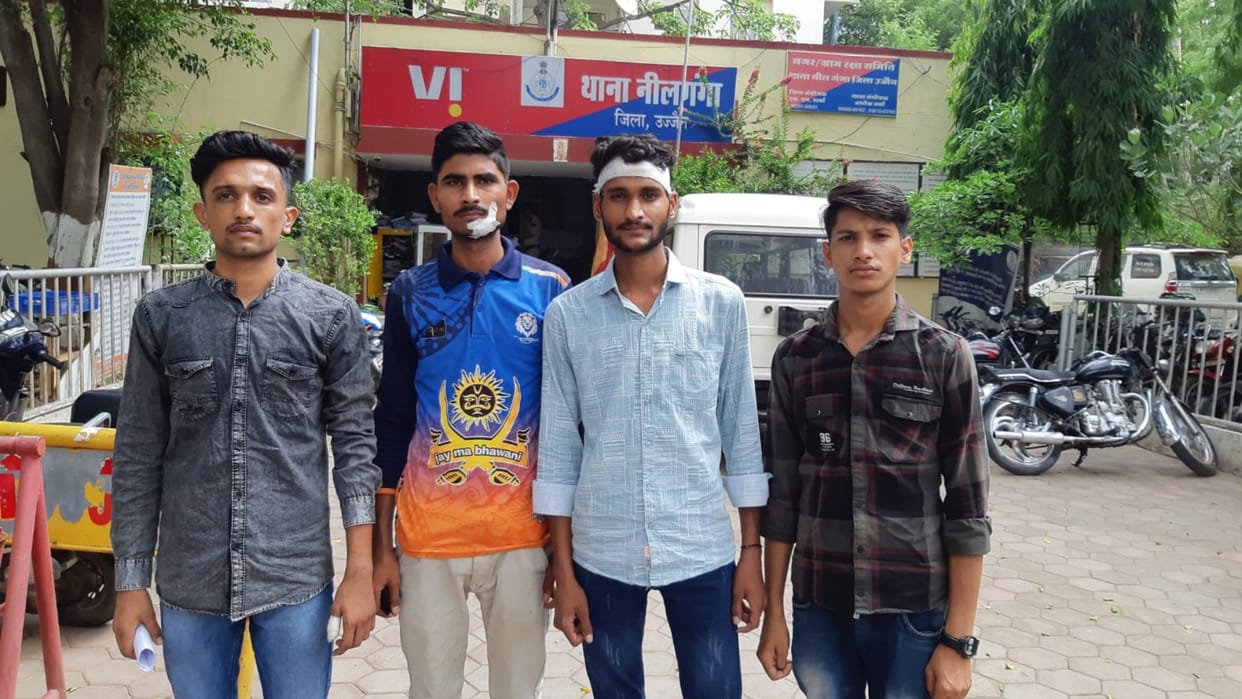 Ujjain: Terror of goons for illegal extortion, four students were chased and beaten on the road for not giving
