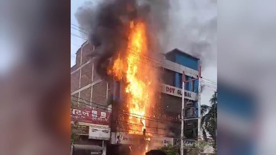 Rudrapur news Fierce fire broke out in a four storey building due to short circuit three people rescued