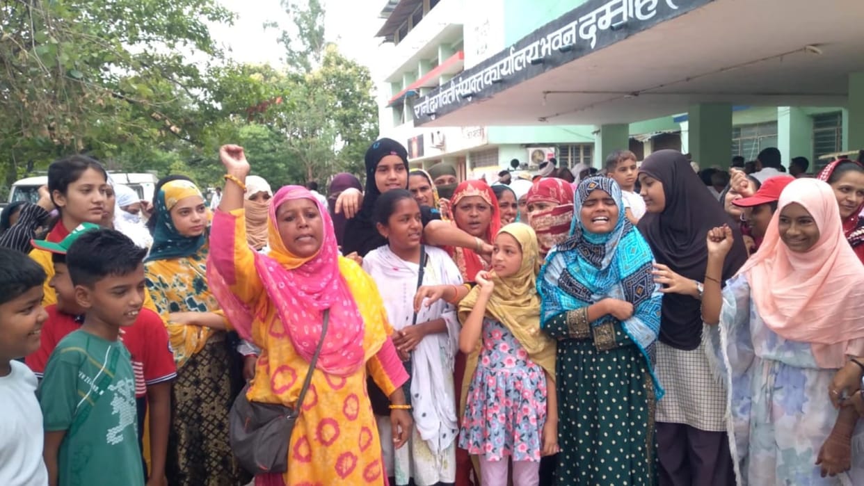 Damoh School Hizab Controversy Muslim children came to meet collector demanding to start school