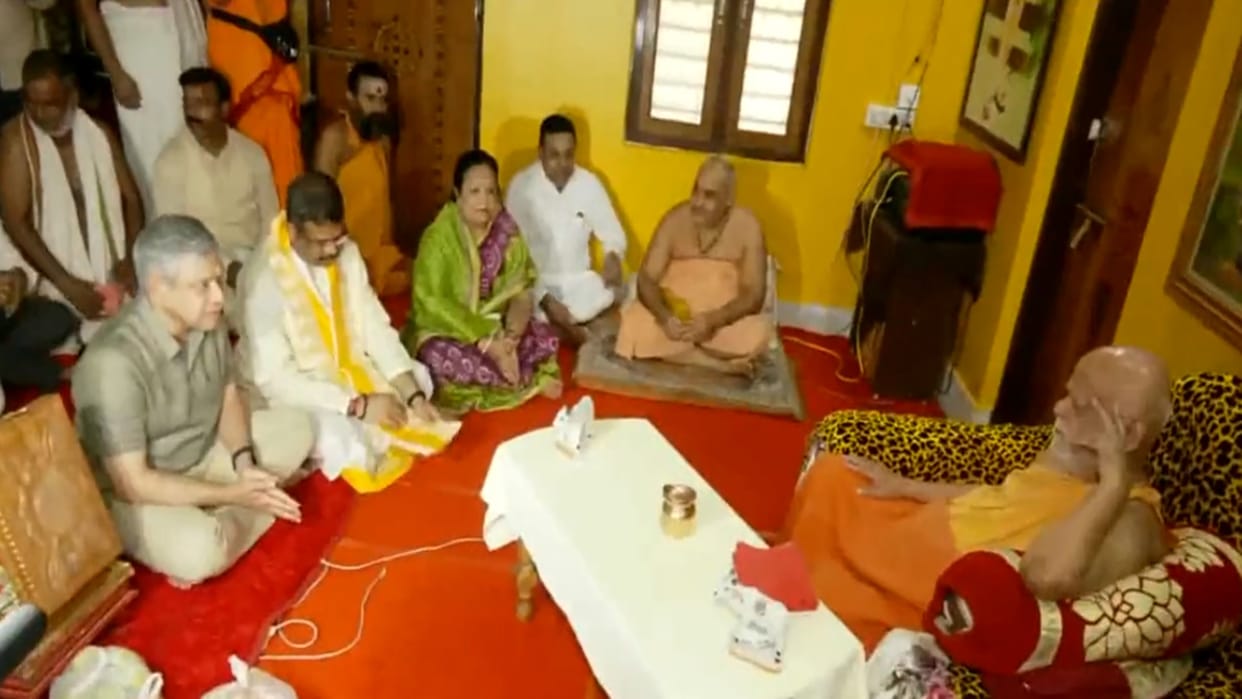 Jagannath Rath Yatra Odisha Gujarat Union Ministers take part in Procession news and updates