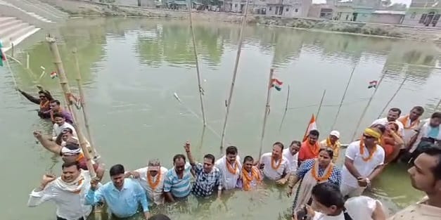 Jal satyagraha in begusarai of Bihar against indifference of Railway Ministry regarding Salauna station