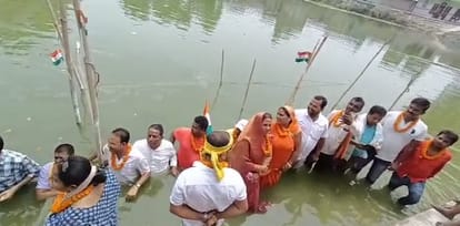 Jal satyagraha in begusarai of Bihar against indifference of Railway Ministry regarding Salauna station