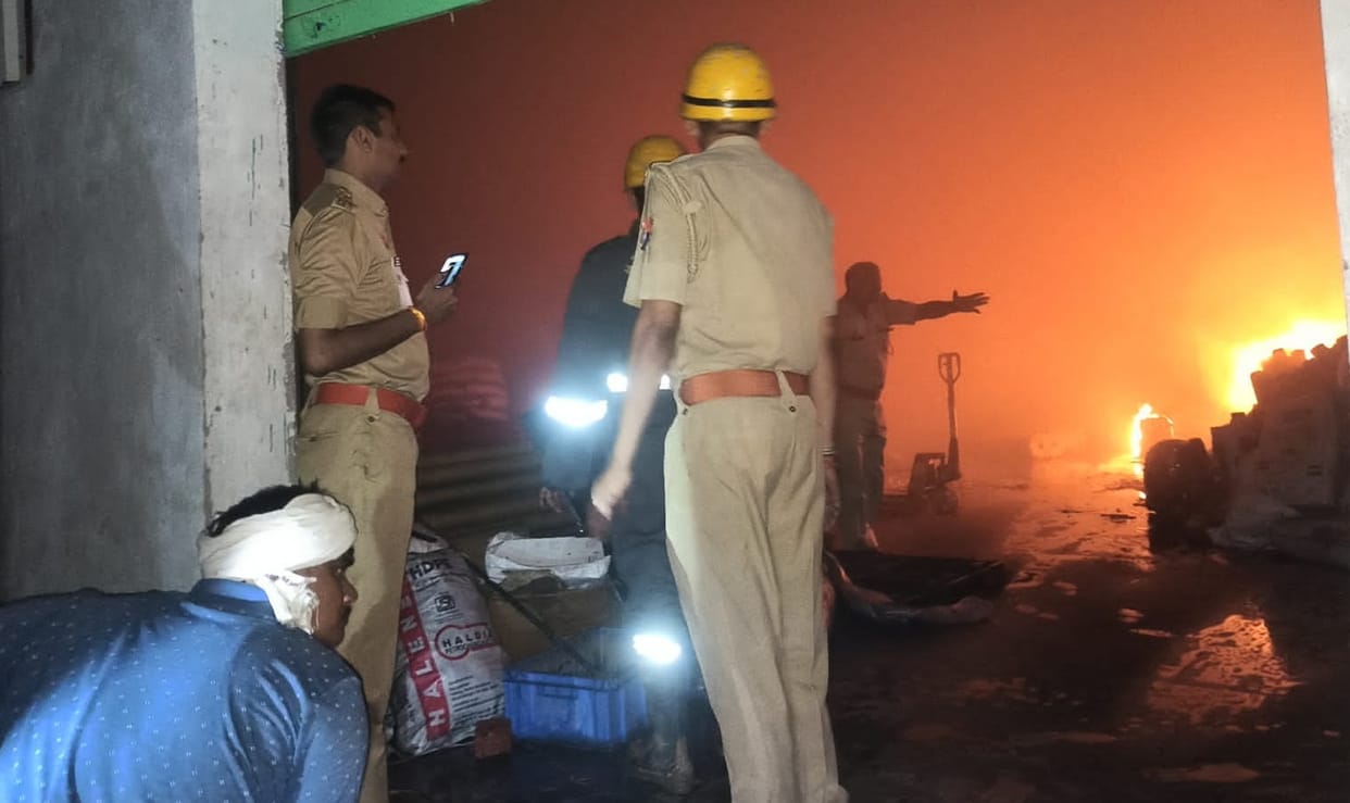 Fierce fire in plastic factory in Kanpur Dehat, accident caused by short circuit, 10 laborers barely survived