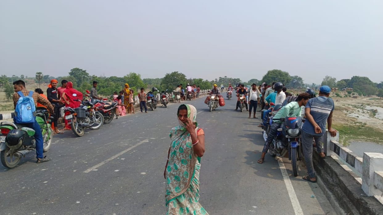 Mother jumped into Budhi Gandak river with child in Samastipur; young man involved in cremation saved child