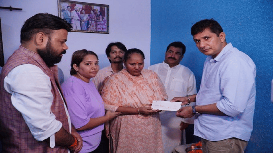 Delhi government gave one crore rupees to family of Mohan Singh Negi corona worker