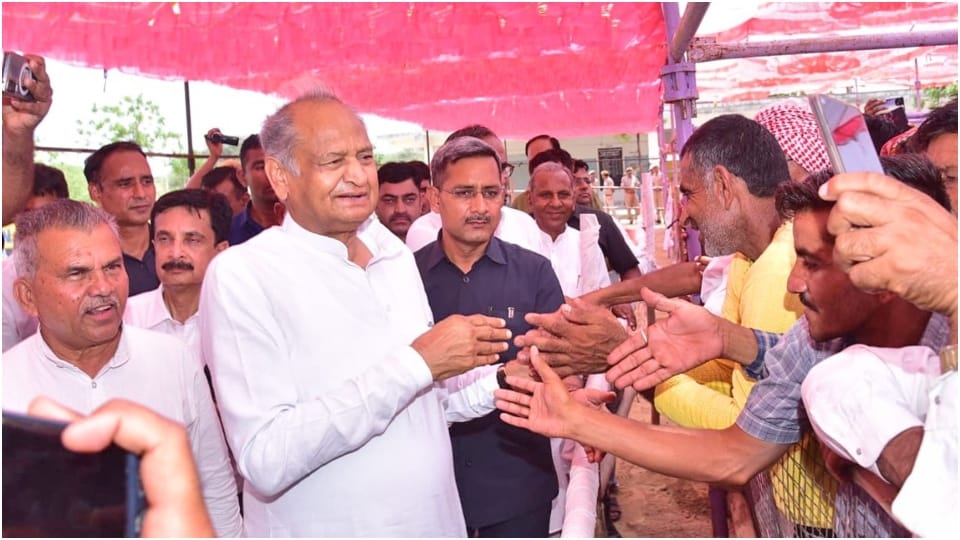 बाढ़ प्रभावितों से सीएम गहलोत ने की मुलाकात।