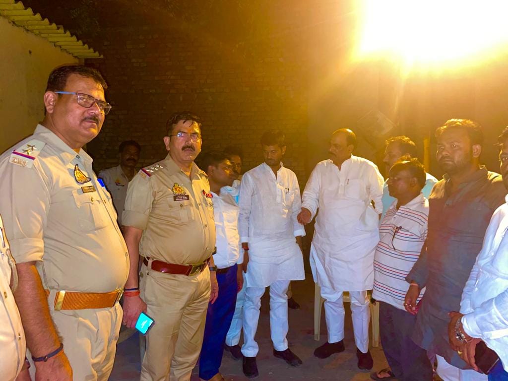 UP Power Cut: SP MLA reached Chandasi sub-centre angry with power cut, reprimanded officials, warned