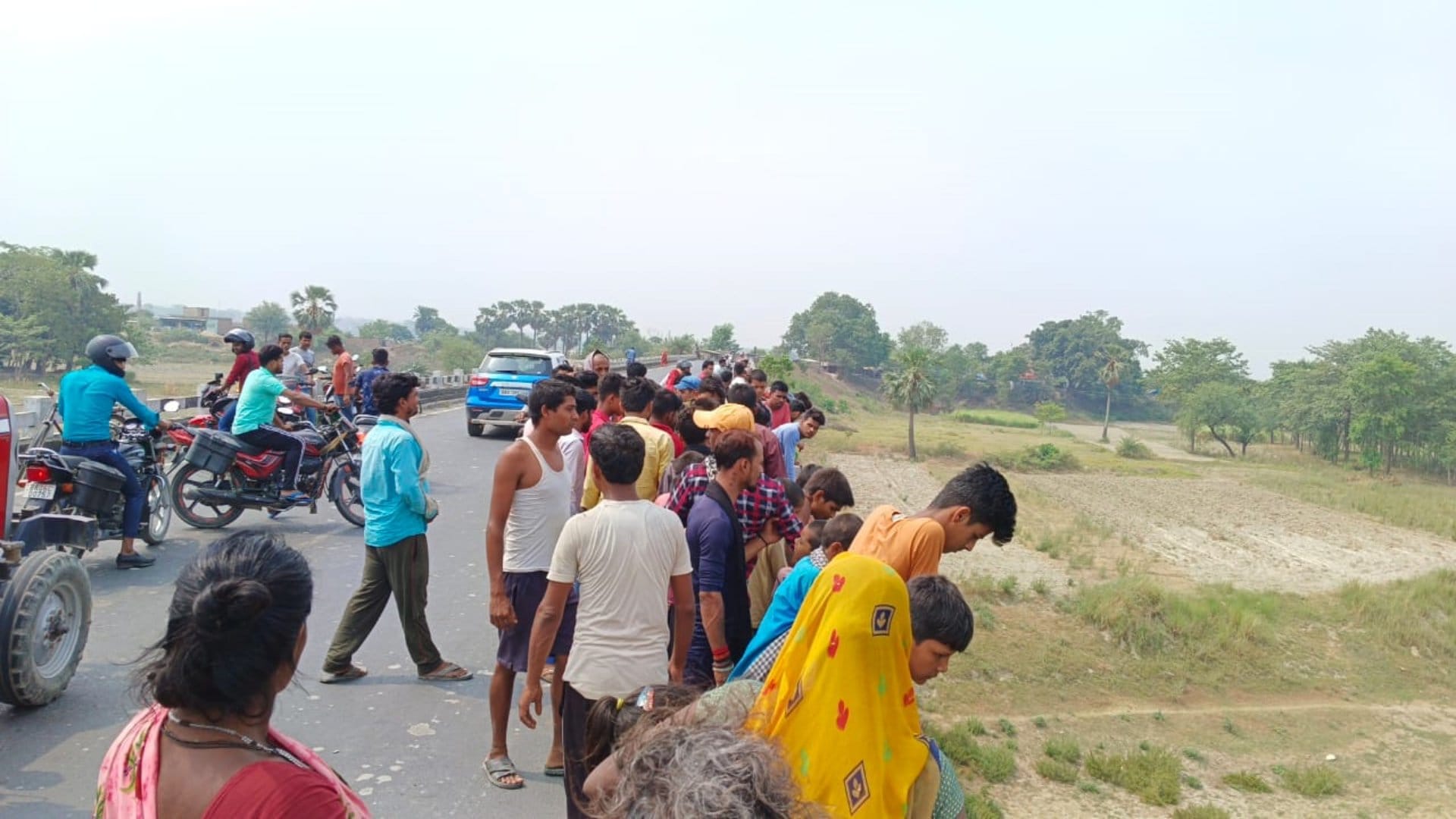 Mother jumped into Budhi Gandak river with child in Samastipur; young man involved in cremation saved child