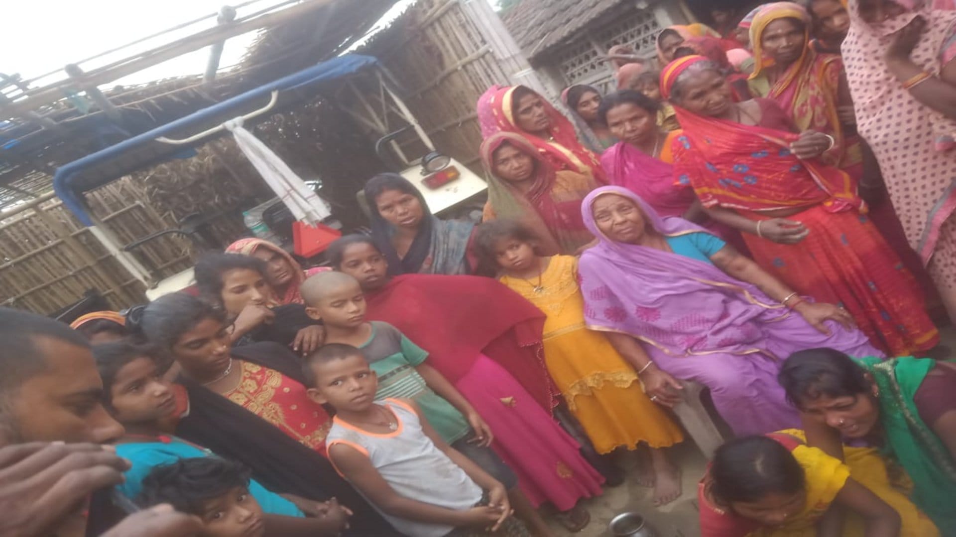 Mother jumped into Budhi Gandak river with child in Samastipur; young man involved in cremation saved child