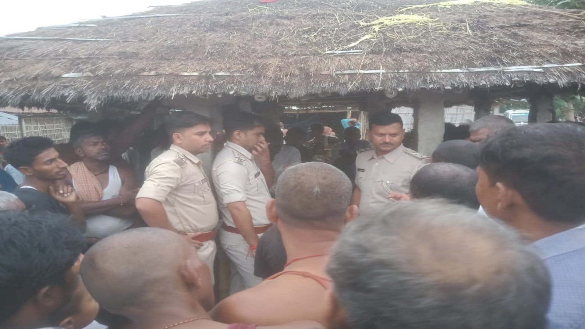 Mother jumped into Budhi Gandak river with child in Samastipur; young man involved in cremation saved child