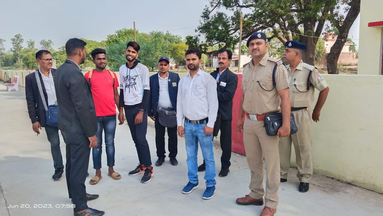 Bhadohi Circle commercial inspector threatened at the station, touts ran away, caught 126 non-ticketed passen