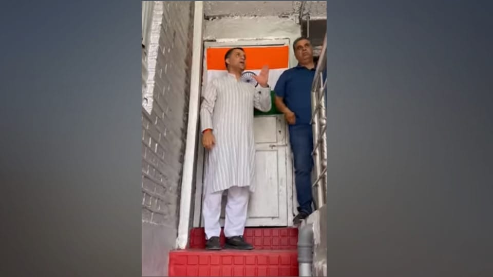Srinagar: Sandeep Mawa affixes Tricolour on JKLF office door said will not allow anti national activities