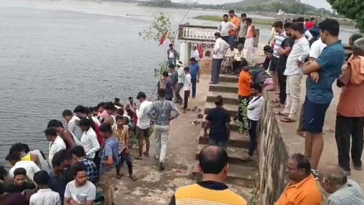 Lekhpal committed suicide by jumping into Jharna Talab located in Baruasagar Jhansi