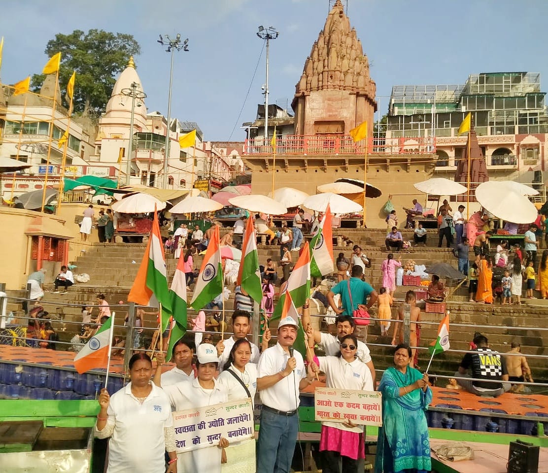Varanasi: Before World Yoga Day, Namami Gange started cleanliness campaign on Ganga Ghats, people gave this me